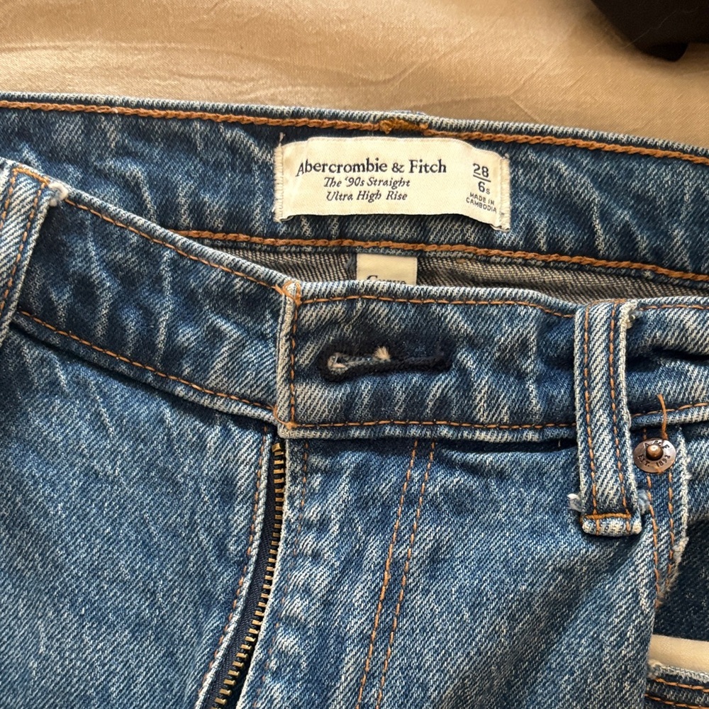 A&F CURVE LOVE 90s straight ultra high rise denim SIZE 6 SHORT